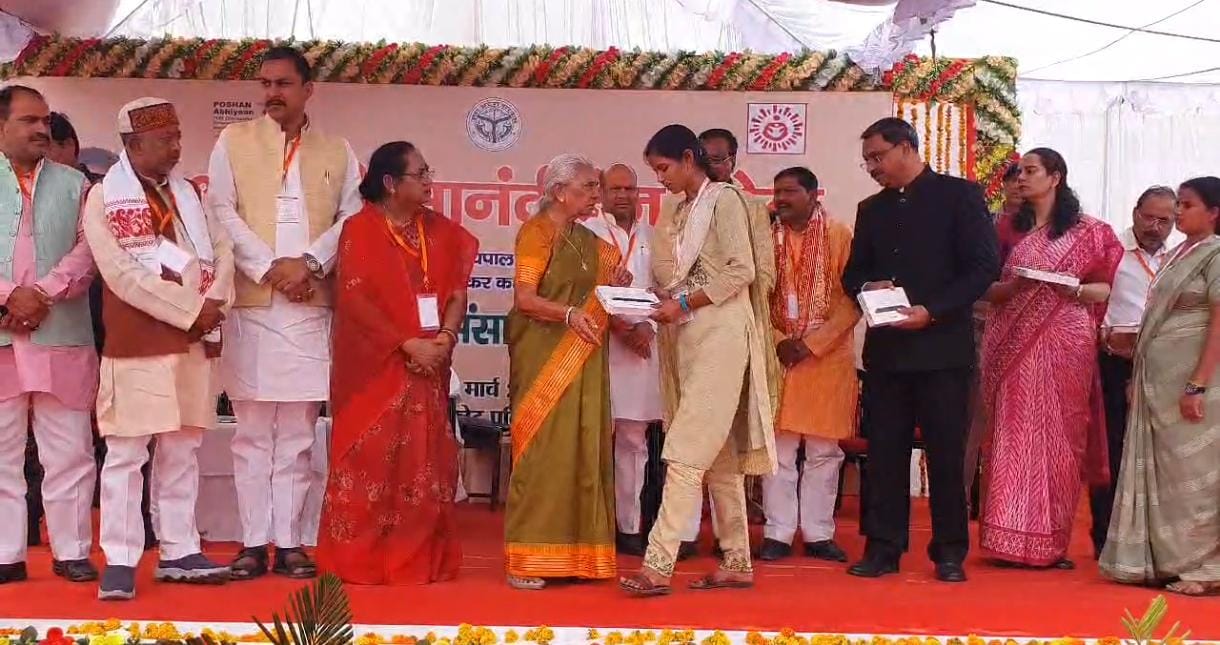 वागीश्वरी रामबासी पी.जी. कॉलेज के छात्राओं को टैबलेट का वितरण