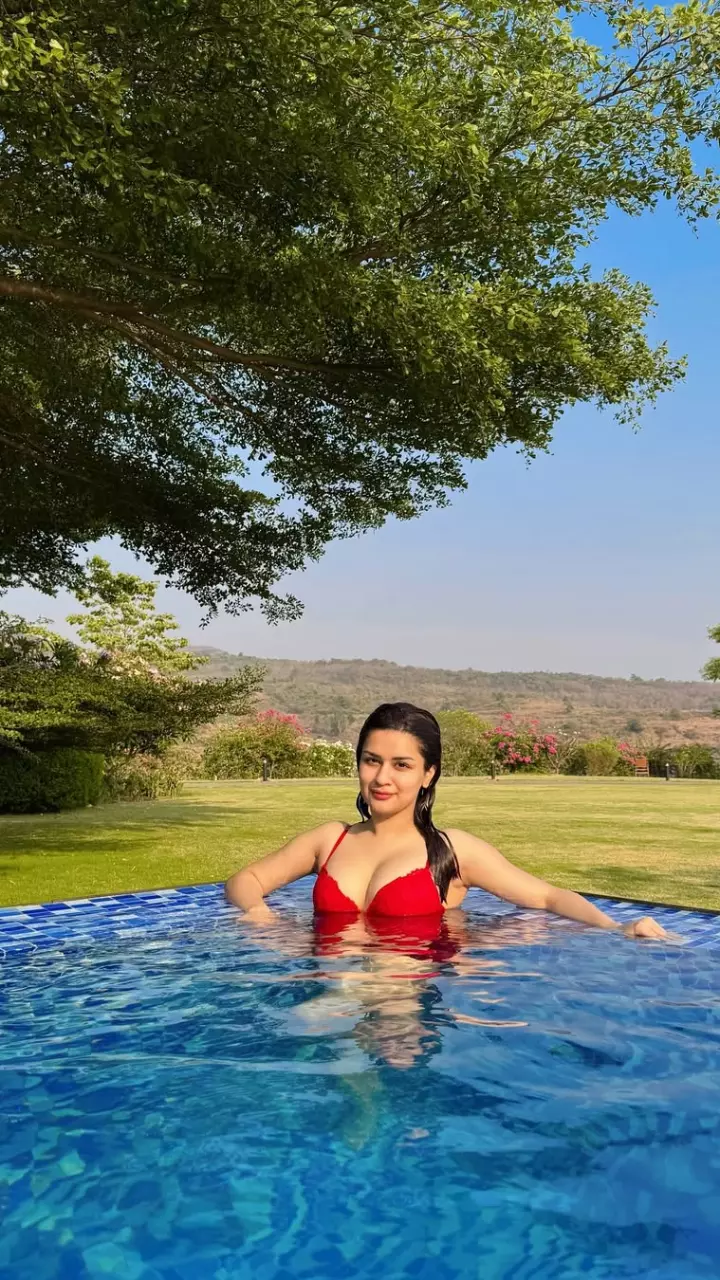 अवनीत कौर ने पानी में लगाई आग