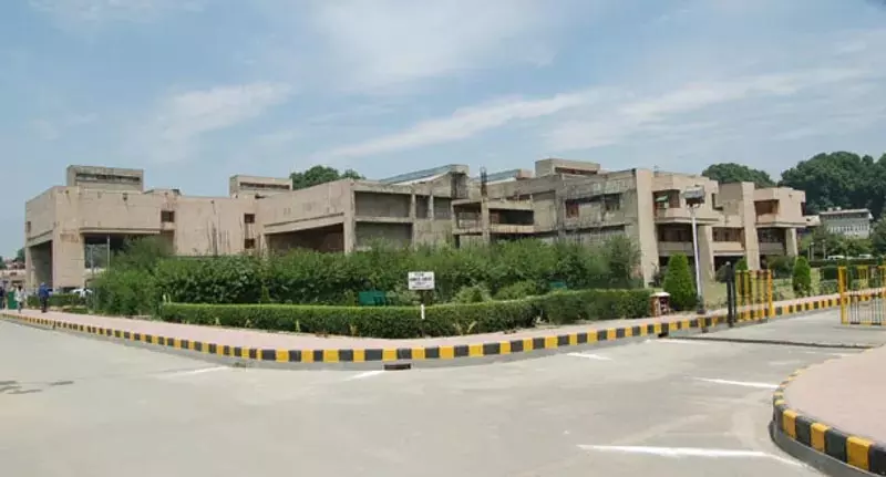 जम्मू-कश्मीर उच्च न्यायालय परिसर में सुरक्षा उपायों की कमी पर कड़ा संज्ञान लिया जम्मू-कश्मीर उच्च न्यायालय परिसर में सुरक्षा उपायों की कमी पर कड़ा संज्ञान लिया