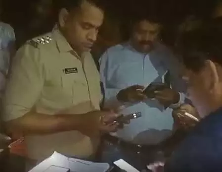 नाव बांध में पलटी नाव बांध में पलटी