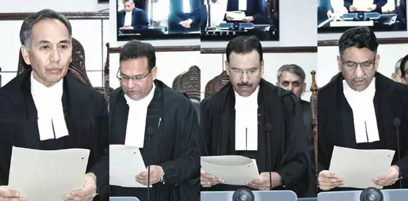 Jammu मुख्य न्यायाधीश ने अतिरिक्त न्यायाधीशों को पद की शपथ दिलाई Jammu मुख्य न्यायाधीश ने अतिरिक्त न्यायाधीशों को पद की शपथ दिलाई