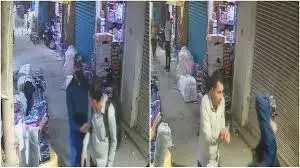 Delhi: बंदूक की नोक पर कारखाने से 80 लाख रुपये की लूट Delhi: बंदूक की नोक पर कारखाने से 80 लाख रुपये की लूट