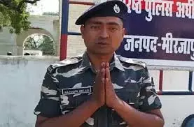 Up News: दबंग ने एसएसबी जवान के घर पर किया कब्ज़ा, रोते हुए अफसरों से बोला- वर्दी में ही कर लूंगा आत्महत्या Up News: दबंग ने एसएसबी जवान के घर पर किया कब्ज़ा, रोते हुए अफसरों से बोला- वर्दी में ही कर लूंगा आत्महत्या