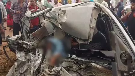बस-कार के बीच जोरदार टक्कर, दो लोगों की मौत बस-कार के बीच जोरदार टक्कर, दो लोगों की मौत