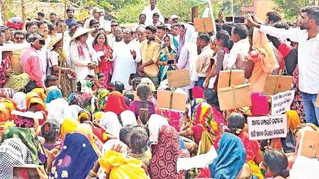 Odisha: लोग खुदाई के खिलाफ सड़कों पर उतर आए Odisha: लोग खुदाई के खिलाफ सड़कों पर उतर आए
