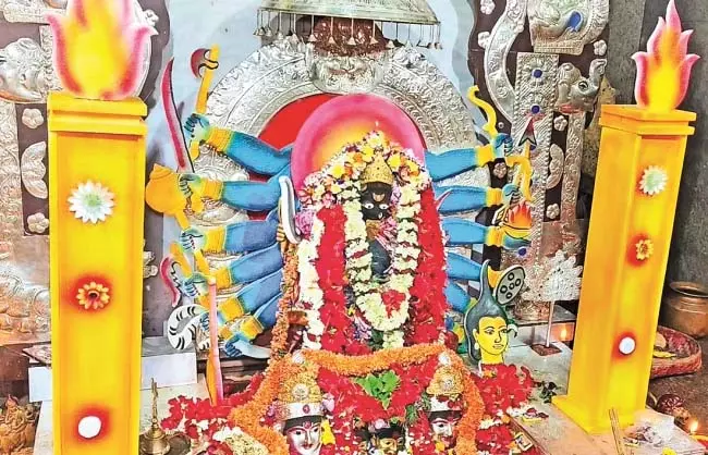 Odisha: शक्तिपीठ पर भक्तों की भारी भीड़ उमड़ी Odisha: शक्तिपीठ पर भक्तों की भारी भीड़ उमड़ी