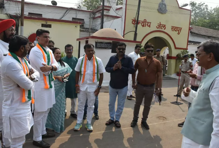सचिन पायलट ने रायपुर जेल में कवासी लखमा से की मुलाकात सचिन पायलट ने रायपुर जेल में कवासी लखमा से की मुलाकात