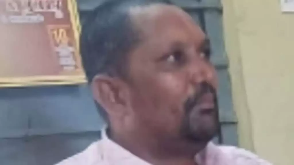 पट्टा परिवर्तन के लिए रिश्वत: ग्राम प्रशासन अधिकारी गिरफ्तार पट्टा परिवर्तन के लिए रिश्वत: ग्राम प्रशासन अधिकारी गिरफ्तार