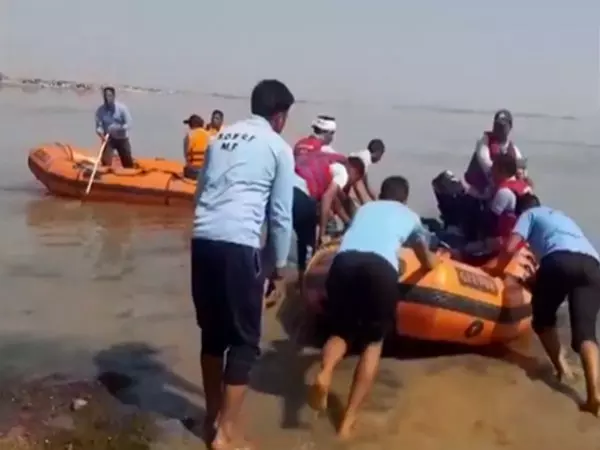 MP: नाव पलटने के बाद लापता 3 महिलाओं और 4 बच्चों के लिए बचाव अभियान जारी MP: नाव पलटने के बाद लापता 3 महिलाओं और 4 बच्चों के लिए बचाव अभियान जारी