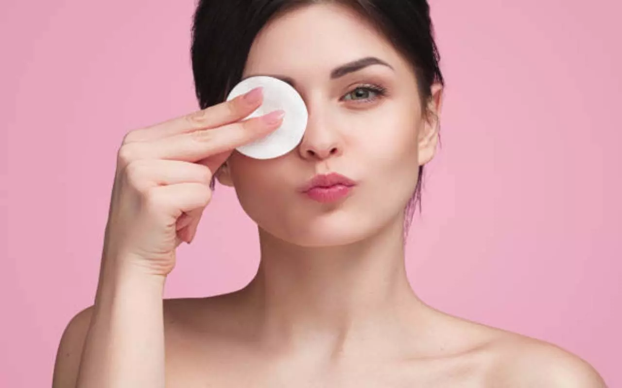 Skin Care Tips : किचन की सस्ती चीजों से पाएं निखरी त्वचा Skin Care Tips : किचन की सस्ती चीजों से पाएं निखरी त्वचा