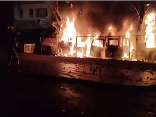 कार गैरेज में आगजनी, जलकर कई गाड़ियां खाक कार गैरेज में आगजनी, जलकर कई गाड़ियां खाक