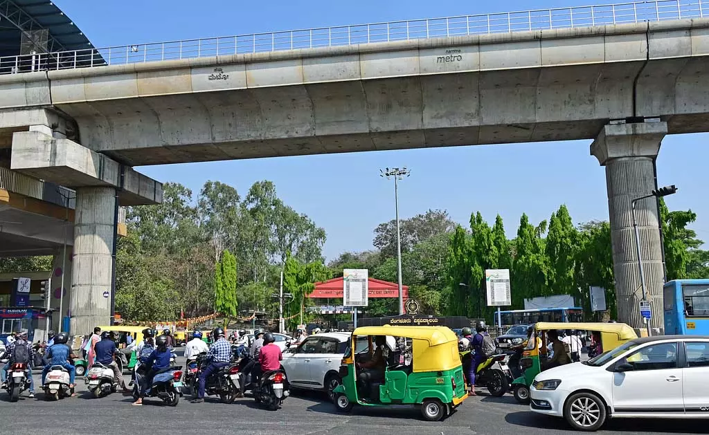 बैंगलोर विश्वविद्यालय परिसर में ट्रैफिक जाम: शैक्षणिक गतिविधियों में बाधा बैंगलोर विश्वविद्यालय परिसर में ट्रैफिक जाम: शैक्षणिक गतिविधियों में बाधा