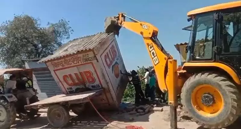 Haryana : कुरुक्षेत्र में सरस्वती नदी के किनारे स्थित सात मीट की दुकानें हटाई गईं Haryana : कुरुक्षेत्र में सरस्वती नदी के किनारे स्थित सात मीट की दुकानें हटाई गईं
