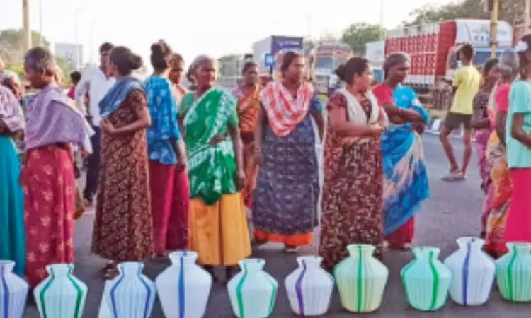 Tamil Nadu : तिरुचि के निवासियों ने पीने के पानी की मांग की, एनएच जाम किया Tamil Nadu : तिरुचि के निवासियों ने पीने के पानी की मांग की, एनएच जाम किया
