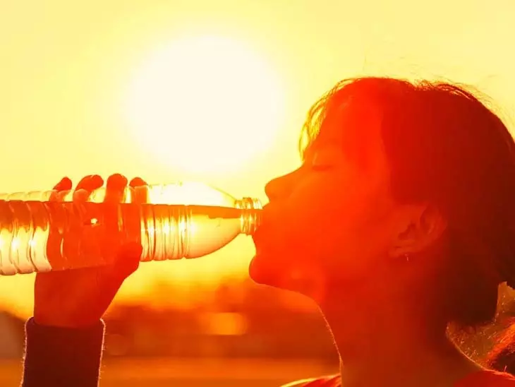 Summer Season : गर्मी में ऐसे रखें अपना ख्याल: जानें टिप्स और ट्रिक्स Summer Season : गर्मी में ऐसे रखें अपना ख्याल: जानें टिप्स और ट्रिक्स