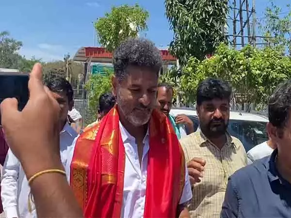Prabhu Deva ने तिरुमाला मंदिर में दर्शन किए, पुजारियों से आशीर्वाद लिया Prabhu Deva ने तिरुमाला मंदिर में दर्शन किए, पुजारियों से आशीर्वाद लिया