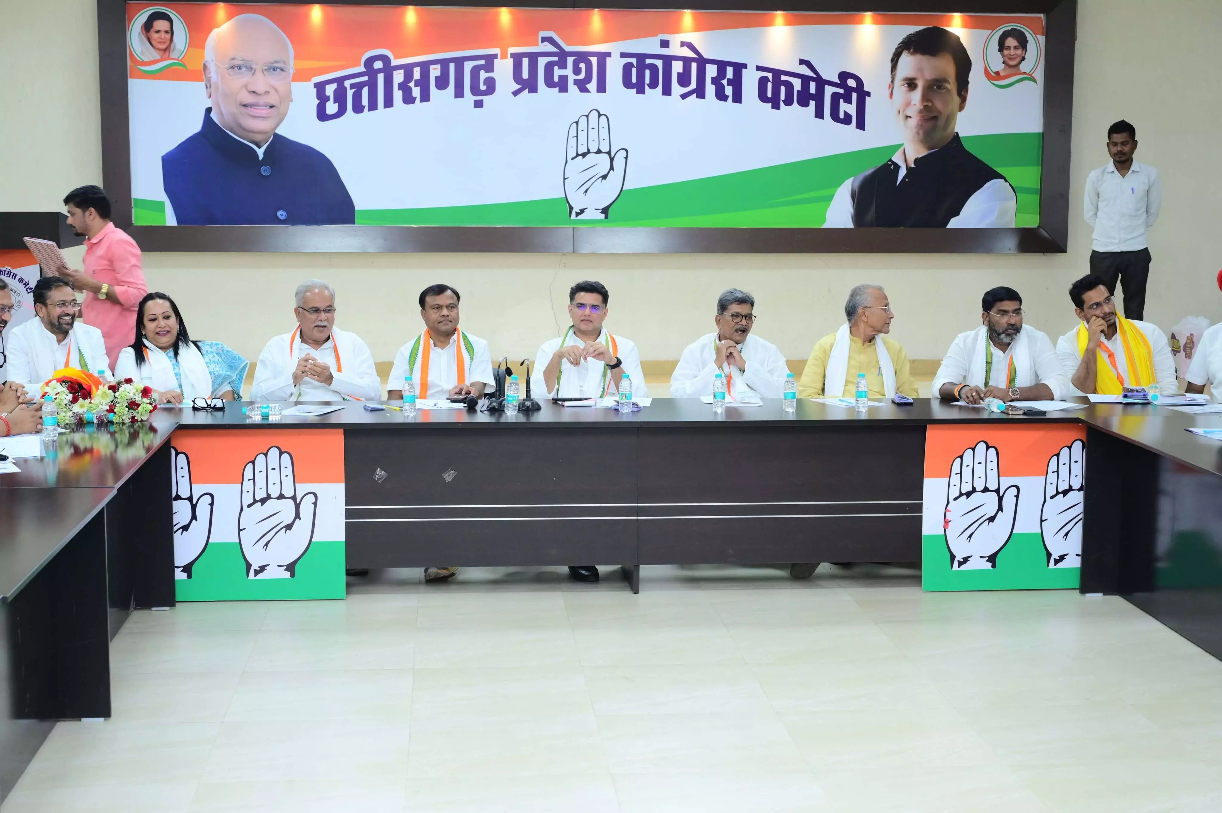 भूपेश और धनेन्द्र ने सचिन के सामने एक-दूसरे को कोसा, मुंह खोलने-खुलाने की नौबत आई भूपेश और धनेन्द्र ने सचिन के सामने एक-दूसरे को कोसा, मुंह खोलने-खुलाने की नौबत आई