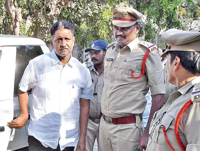 Andhra: वामसी को धमकी के तहत भूमि बिक्री मामले में रिमांड पर लिया गया Andhra: वामसी को धमकी के तहत भूमि बिक्री मामले में रिमांड पर लिया गया