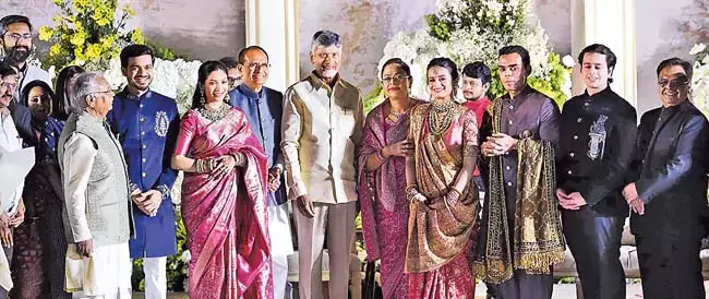 Andhra: मुख्यमंत्री नायडू केंद्रीय मंत्री शिवराज सिंह चौहान के बेटों के रिसेप्शन में शामिल हुए Andhra: मुख्यमंत्री नायडू केंद्रीय मंत्री शिवराज सिंह चौहान के बेटों के रिसेप्शन में शामिल हुए