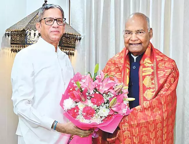 Andhra: पूर्व सीजेआई जस्टिस एन.वी. रमन्ना ने पूर्व राष्ट्रपति रामनाथ कोविंद से मुलाकात की Andhra: पूर्व सीजेआई जस्टिस एन.वी. रमन्ना ने पूर्व राष्ट्रपति रामनाथ कोविंद से मुलाकात की