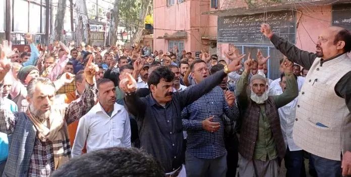 PHE के दैनिक वेतनभोगी कर्मचारियों ने नियमितीकरण की मांग को लेकर किया प्रदर्शन PHE के दैनिक वेतनभोगी कर्मचारियों ने नियमितीकरण की मांग को लेकर किया प्रदर्शन