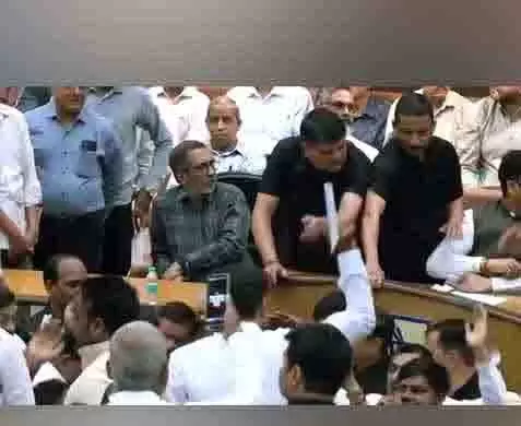 दिल्ली: MCD में पार्षदों ने किया हंगामा दिल्ली: MCD में पार्षदों ने किया हंगामा