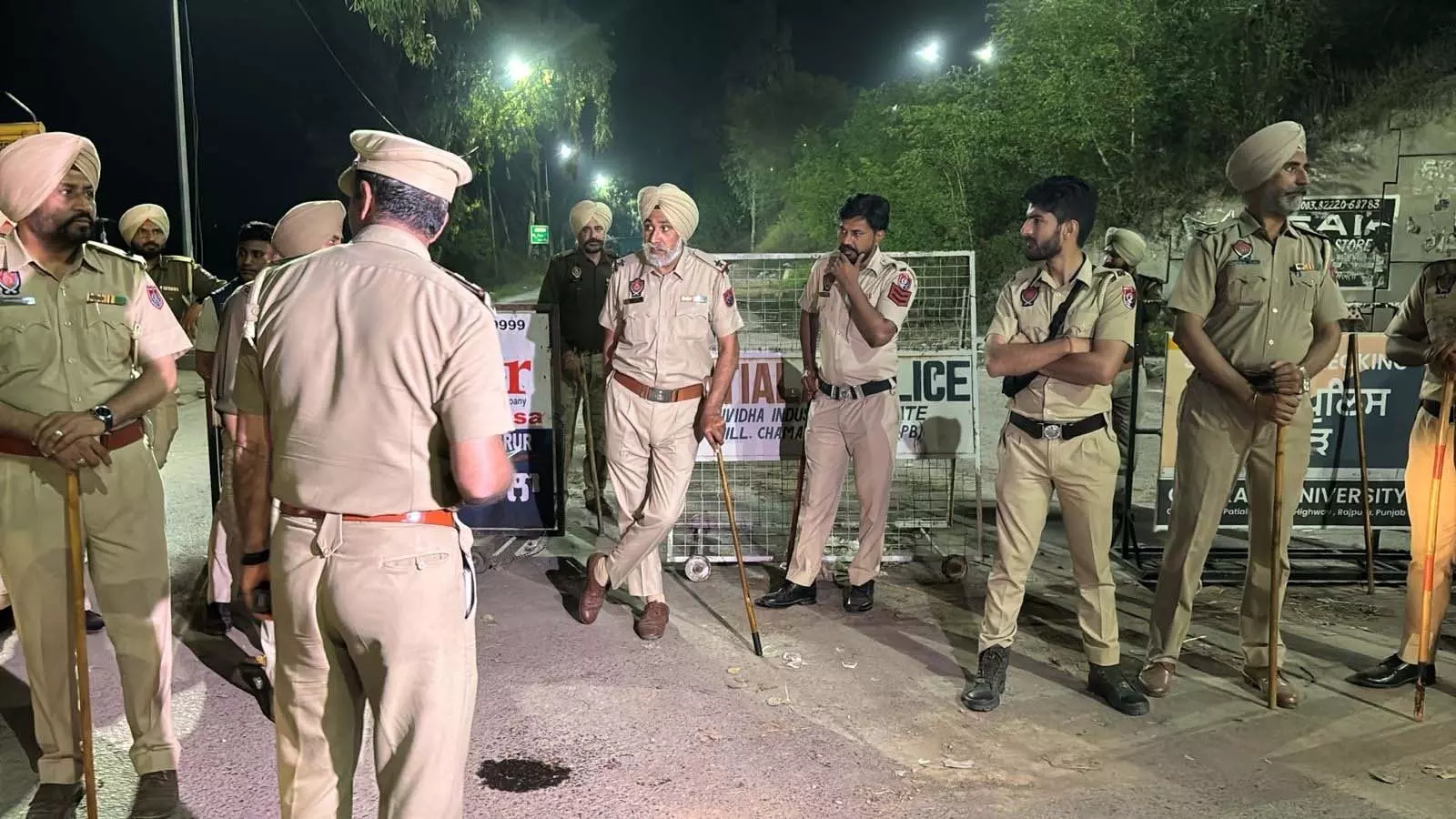 BIG BREAKING: किसानों के मार्च पर सख्ती, पुलिस ने कई प्रदर्शनकारियों को हिरासत में लिया BIG BREAKING: किसानों के मार्च पर सख्ती, पुलिस ने कई प्रदर्शनकारियों को हिरासत में लिया