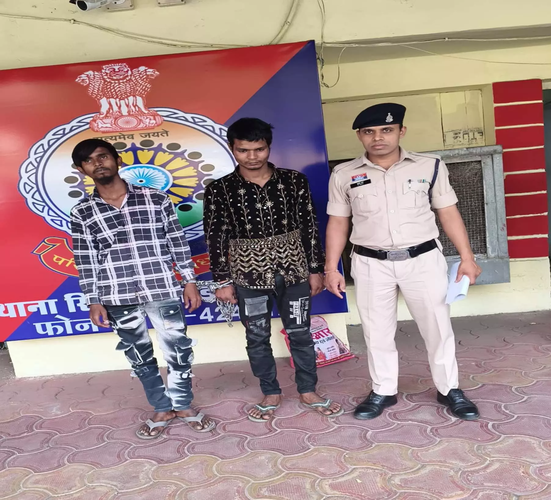Raipur Breaking: मंदिर की दान पेटी चोरी, दो आरोपी गिरफ्तार Raipur Breaking: मंदिर की दान पेटी चोरी, दो आरोपी गिरफ्तार
