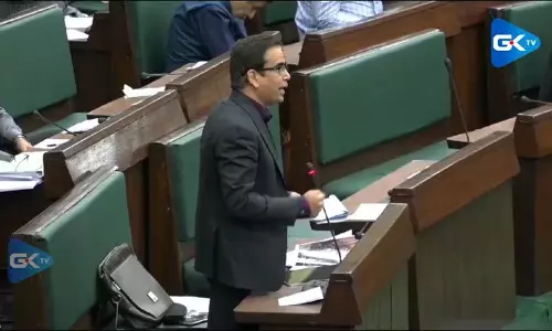 तनवीर सादिक ने अखबारों विज्ञापन वितरण में पक्षपात का आरोप लगाया