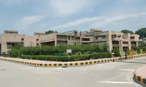 जम्मू-कश्मीर उच्च न्यायालय परिसर में सुरक्षा उपायों की कमी पर कड़ा संज्ञान लिया जम्मू-कश्मीर उच्च न्यायालय परिसर में सुरक्षा उपायों की कमी पर कड़ा संज्ञान लिया