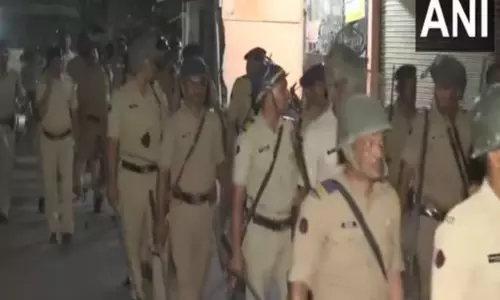 लोगों में विश्वास जगाने के लिए Police ने हिंसा प्रभावित इलाके में फ्लैग मार्च किया