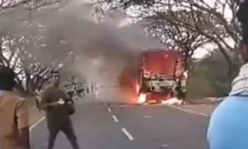 Tamil Nadu: कूवथुर के पास सरकारी एक्सप्रेस बस में आग लगने से एक घंटे तक यातायात बाधित रहा