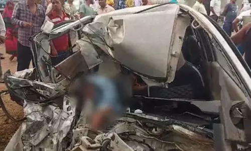 बस-कार के बीच जोरदार टक्कर, दो लोगों की मौत