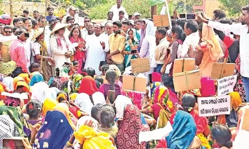 Odisha: लोग खुदाई के खिलाफ सड़कों पर उतर आए