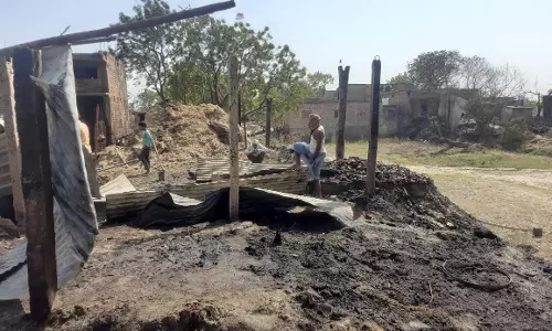 Ballia: आग लगने से 18 झोपड़ियां जलकर राख हुई