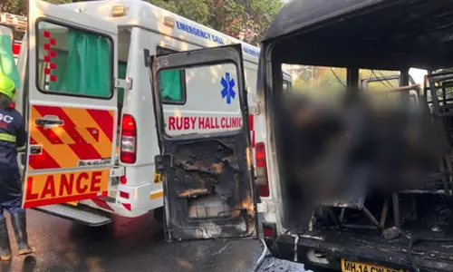 ट्रेवलर में लगी भीषण आग, चार लोगों की जलने से दर्दनाक मौत और कई घायल