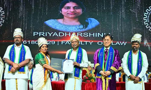 Tamil Nadu: इसरो के अध्यक्ष वी. नारायणन को मानद डॉक्टरेट की उपाधि प्रदान की गई Tamil Nadu: इसरो के अध्यक्ष वी. नारायणन को मानद डॉक्टरेट की उपाधि प्रदान की गई