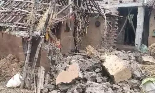 दीवार गिरने से लड़की की मौत, चचेरी बहन गंभीर रूप से घायल