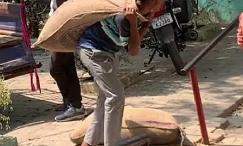 Varanasi: मिड डे मील की बोरियां उठवाने पर हेडमास्टर निलंबित Varanasi: मिड डे मील की बोरियां उठवाने पर हेडमास्टर निलंबित