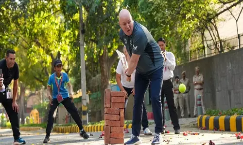 न्यूजीलैंड प्रधानमंत्री और क्रिकेटर रॉस टेलर ने Delhi में क्रिकेट खेला