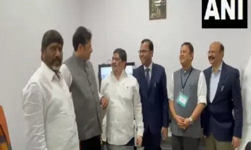राज्य बजट पेश करने से पहले Telangana Deputy CM का गर्मजोशी से स्वागत किया गया राज्य बजट पेश करने से पहले Telangana Deputy CM का गर्मजोशी से स्वागत किया गया