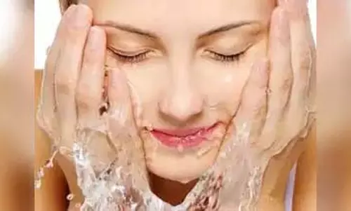 Skin Care : चेहरे पर फेस वॉश लगाते समय ध्यान रखने योग्य बातें Skin Care : चेहरे पर फेस वॉश लगाते समय ध्यान रखने योग्य बातें