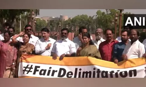 परिसीमन मुद्दे पर संसद के बाहर DMK ने किया विरोध प्रदर्शन परिसीमन मुद्दे पर संसद के बाहर DMK ने किया विरोध प्रदर्शन