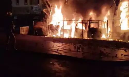 कार गैरेज में आगजनी, जलकर कई गाड़ियां खाक