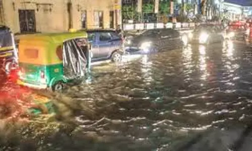 Thiruvananthapuram में भारी बारिश और बाढ़ की स्थिति आईएमडी ने केरल में और बारिश की चेतावनी दी