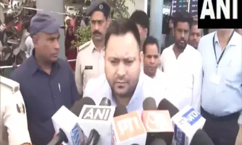 तेजस्वी यादव ने जमीन के बदले नौकरी मामले में राबड़ी देवी से ED द्वारा पूछताछ को लेकर भाजपा की आलोचना की तेजस्वी यादव ने जमीन के बदले नौकरी मामले में राबड़ी देवी से ED द्वारा पूछताछ को लेकर भाजपा की आलोचना की