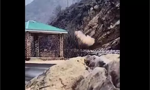 Jammu-Kashmir: इस सड़क पर मची अफरातफरी, सुरक्षाबलों ने इलाके को घेरा Jammu-Kashmir: इस सड़क पर मची अफरातफरी, सुरक्षाबलों ने इलाके को घेरा