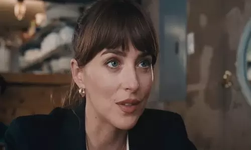 Dakota Johnson, क्रिस इवांस, पेड्रो पास्कल ने मैटेरियलिस्ट्स के ट्रेलर में एक गहन प्रेम त्रिकोण दिखाया