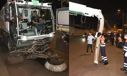 BMC ने मुंबई में विशेष सफाई अभियान के तहत पूर्वी और पश्चिमी एक्सप्रेसवे से अनाधिकृत होर्डिंग्स हटाए