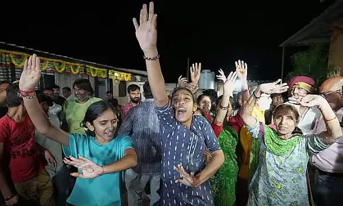 सुनीता विलियम्स धरती पर लौटीं - गुजरात के उनके पैतृक गांव में उत्सव का माहौल सुनीता विलियम्स धरती पर लौटीं - गुजरात के उनके पैतृक गांव में उत्सव का माहौल